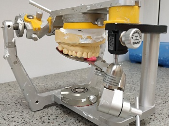 Зуботехнический артикулятор